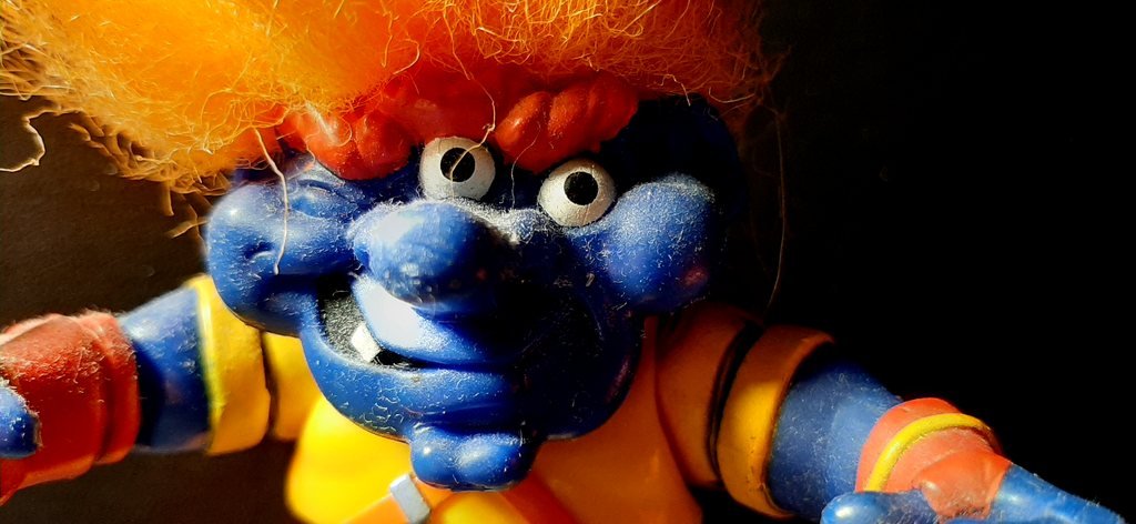 Il volto blu di Eyerick, con i capelli arancioni e un solo dente