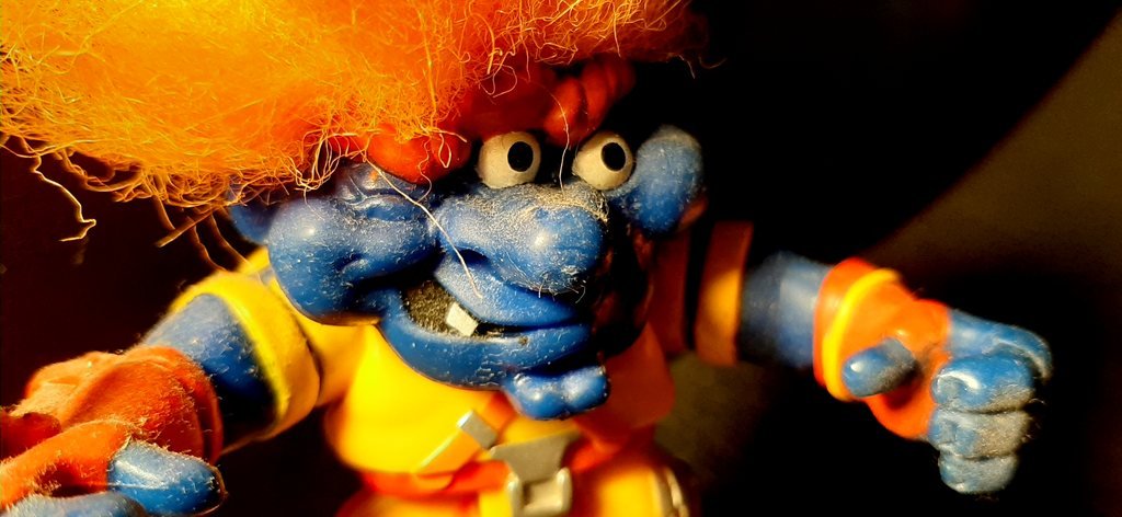 Eyerick di tre quarti, con i capelli arancioni arruffati