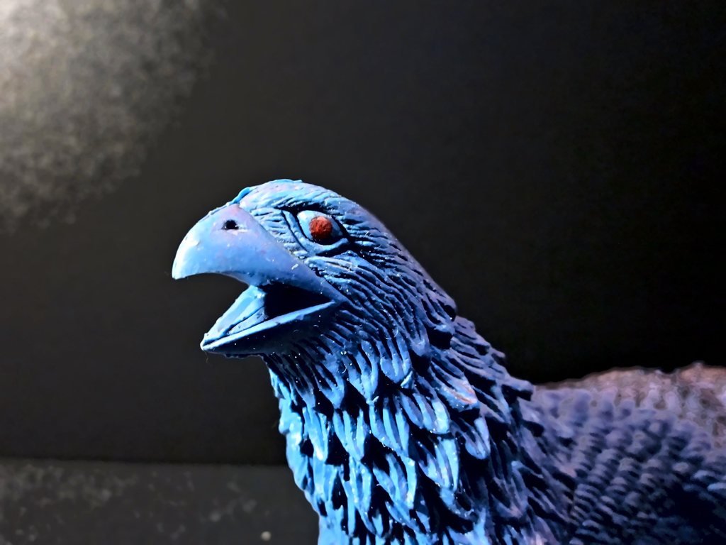 La testa d'aquila del Griffin, con il becco aperto e l'occhio rosso