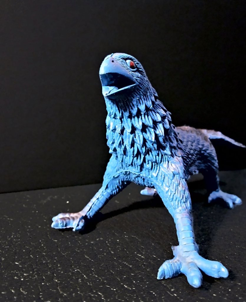 Il Griffin di fronte, sulle quattro zampe d'uccello