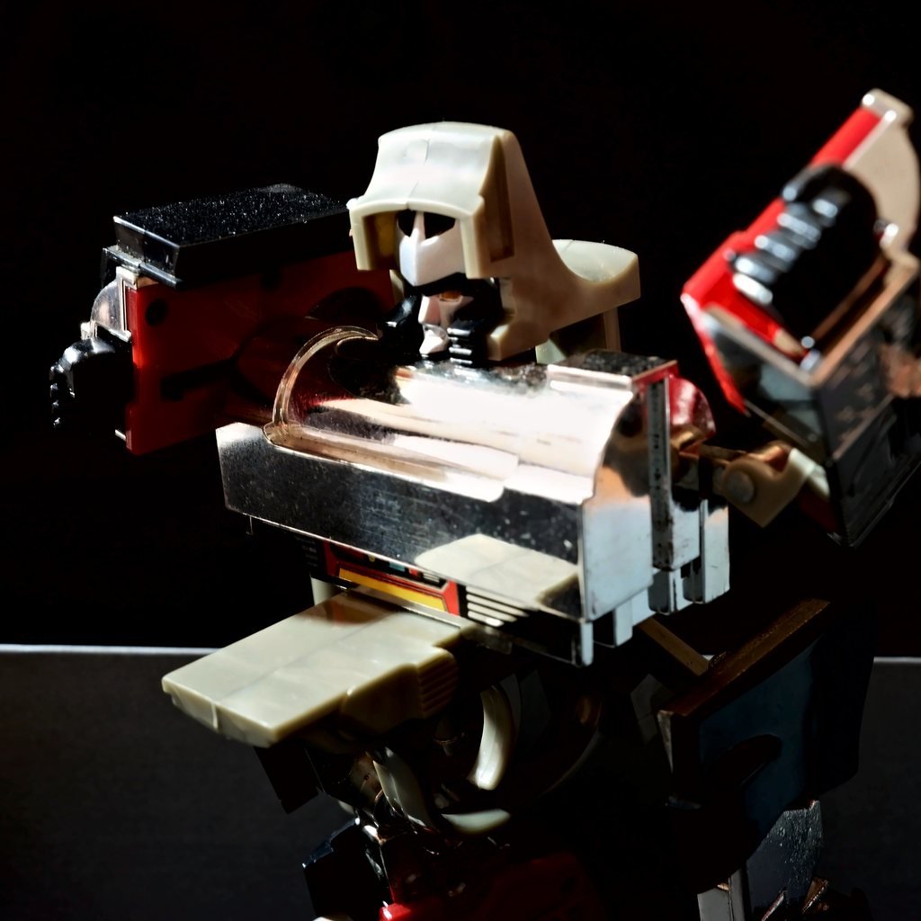Megatron di fronte: l'elmo grigio, il petto cromato, le braccia rosse e cromate