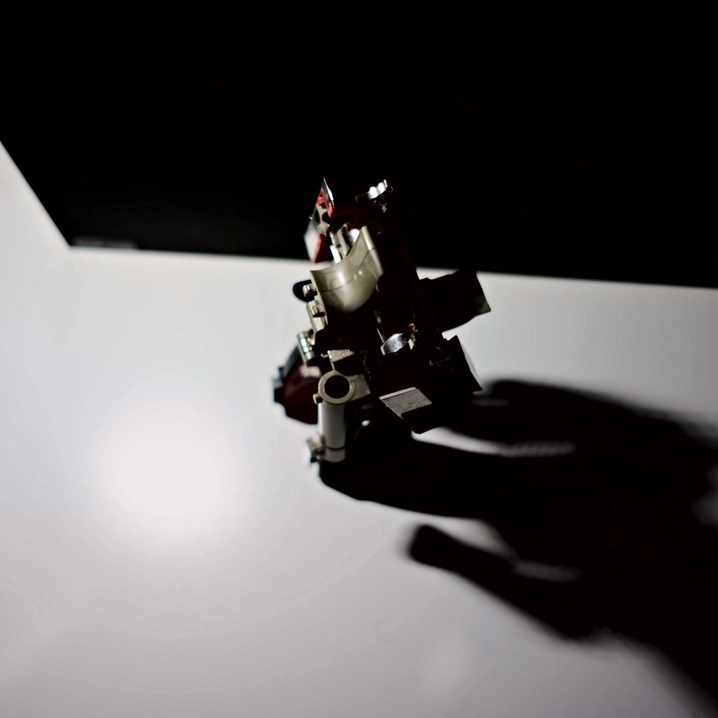 Megatron visto dall'alto, con la sua ombra sul piano bianco