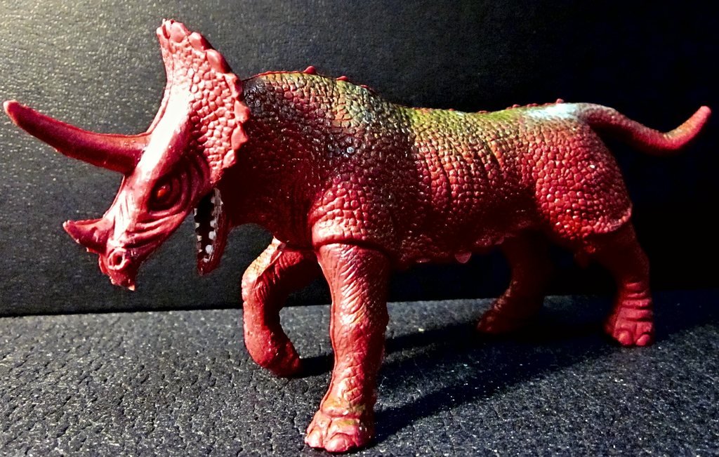 Il Triceratops di fianco, con la zampa anteriore sollevata