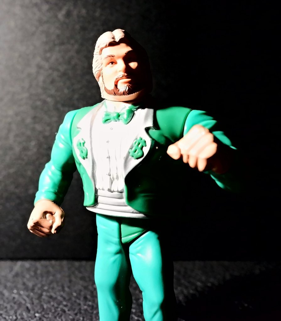 Ted DiBiase di fronte, con lo sguardo verso l'alto e il pugno sinistro all'altezza del petto