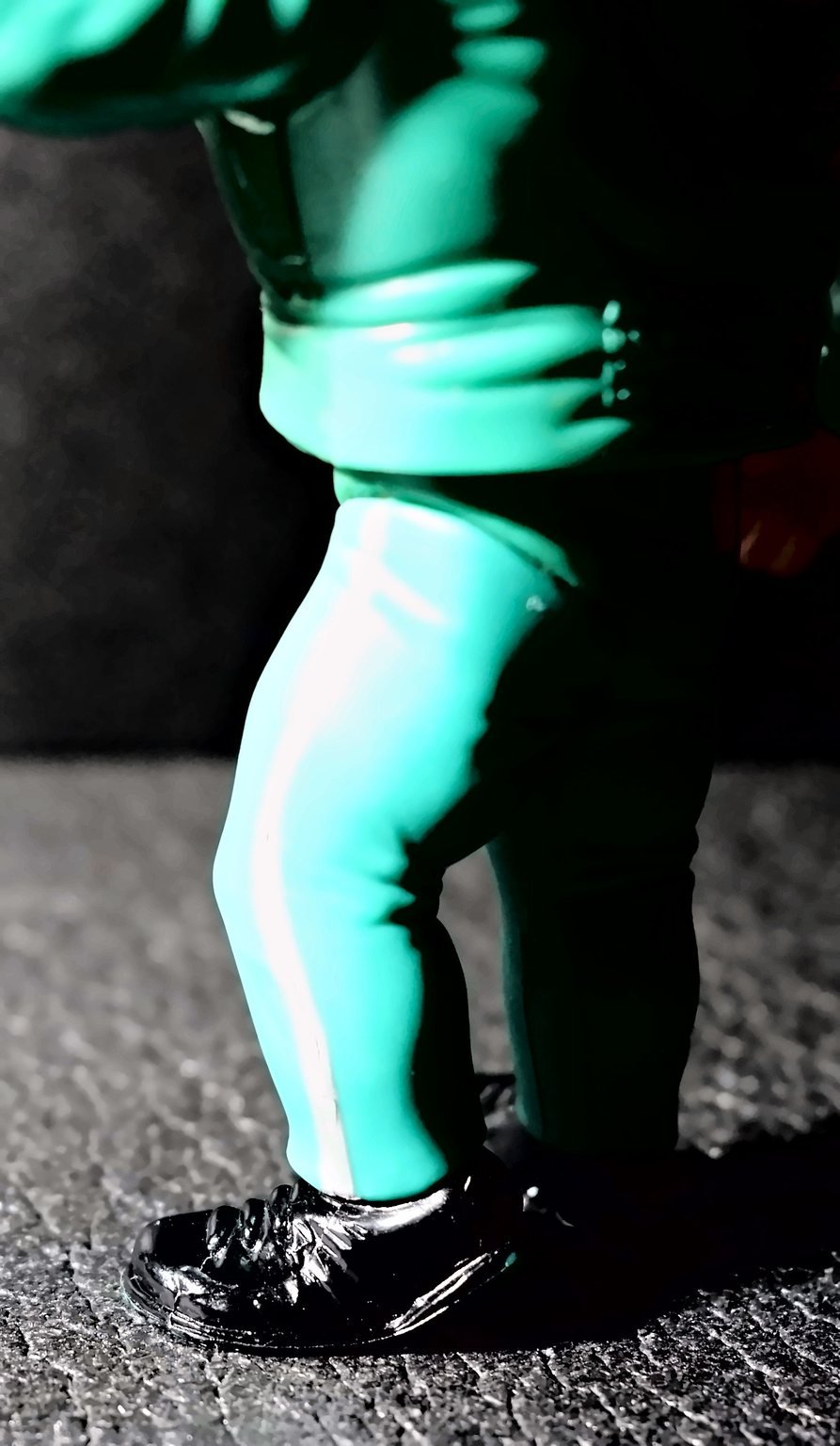 Le gambe di Ted DiBiase: pantaloni verdi con la banda argento e scarpe nere