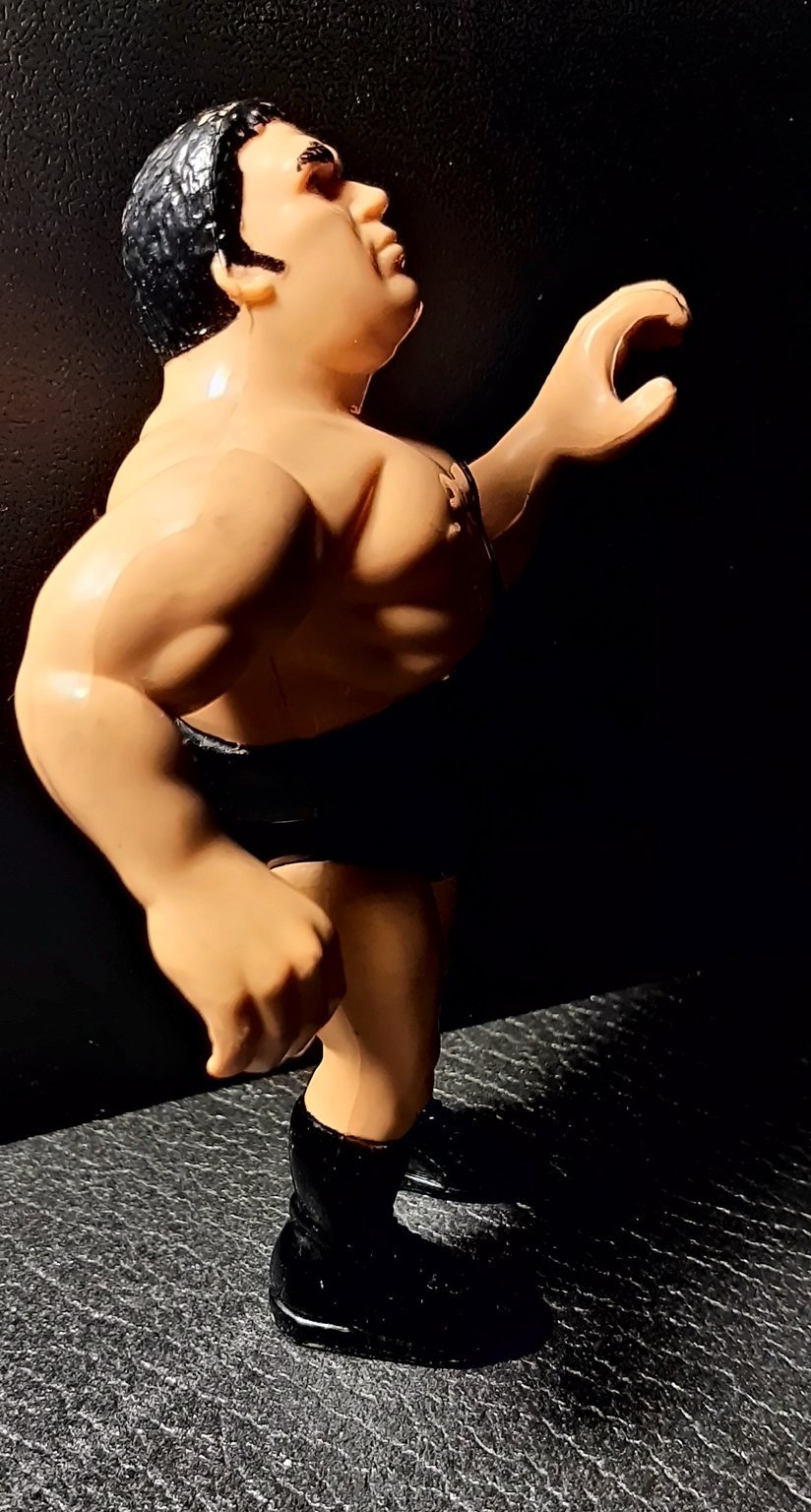 André the Giant di profilo, con il costume nero e gli stivaletti