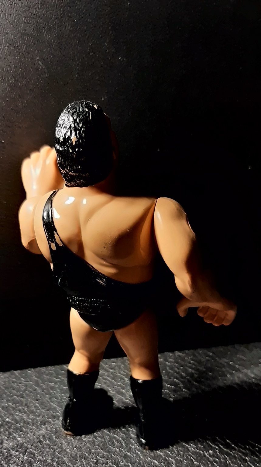 André the Giant di spalle, con la bretella che attraversa la schiena
