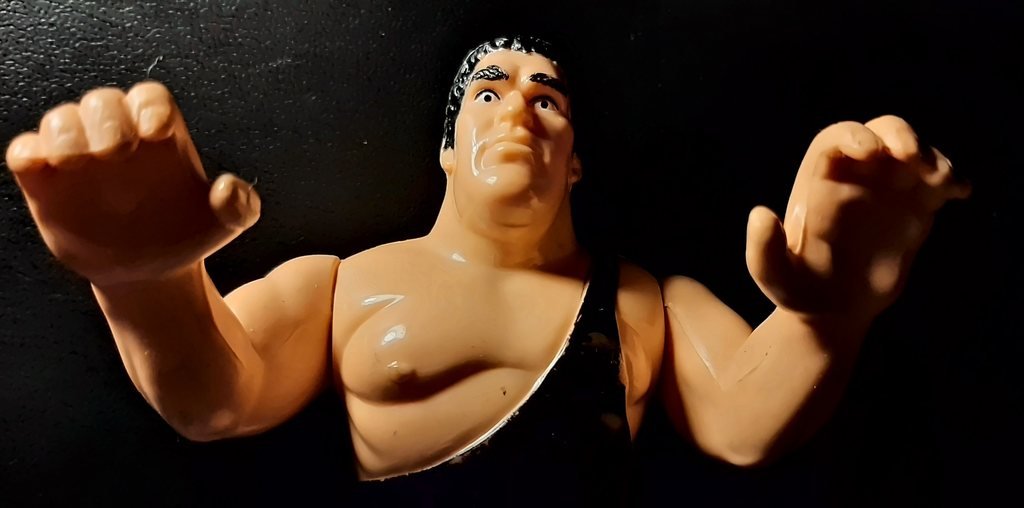 André the Giant con le braccia alzate e le mani aperte ad artiglio