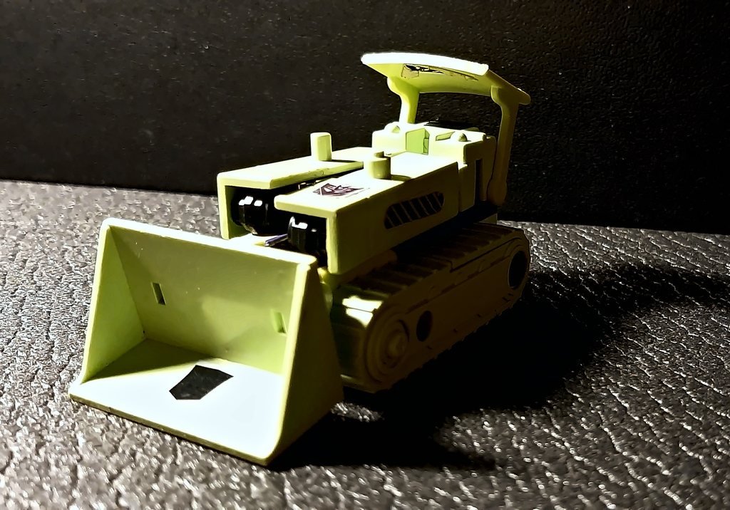 Scudo in forma di bulldozer, visto di tre quarti dalla parte della lama