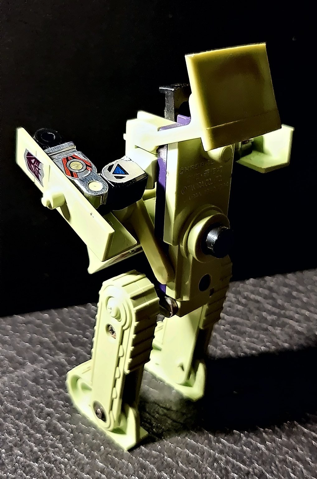 Il robot di spalle, di tre quarti, con il tettuccio dietro la testa