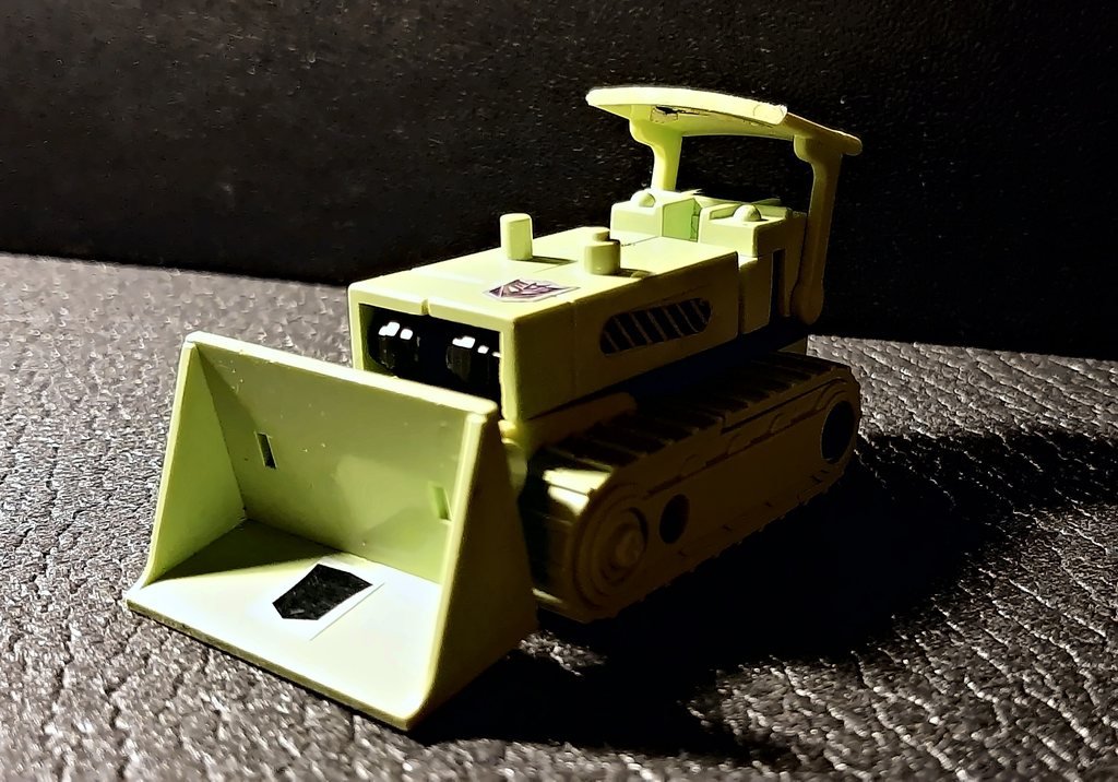 Il bulldozer di tre quarti, con il simbolo dei Distructor sul cofano
