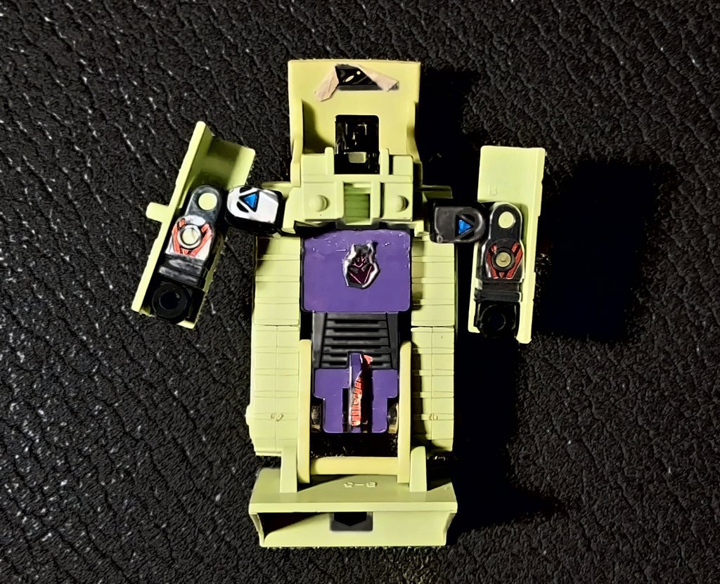 Il robot sdraiato, visto dall'alto, con la lama abbassata e il torace viola
