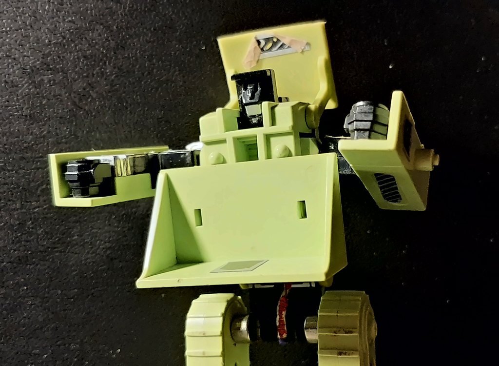 Il busto del robot di fronte, da vicino, con le braccia aperte
