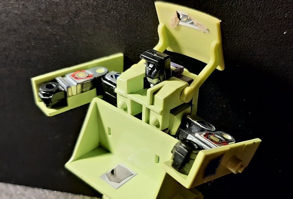 Il robot visto dall'alto, con la testa nera dietro la lama