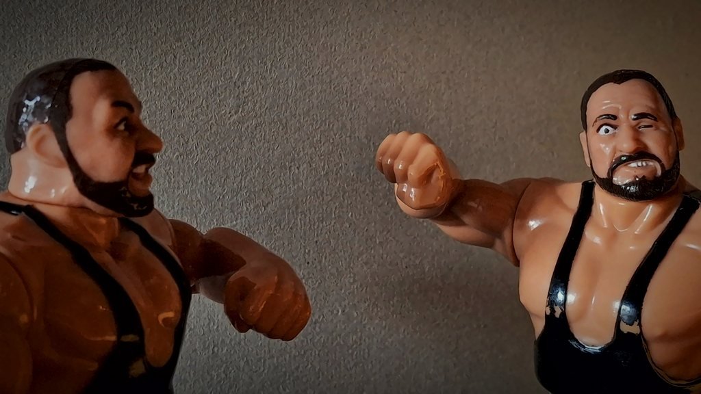 Luke di profilo e Butch che gli tende il pugno destro