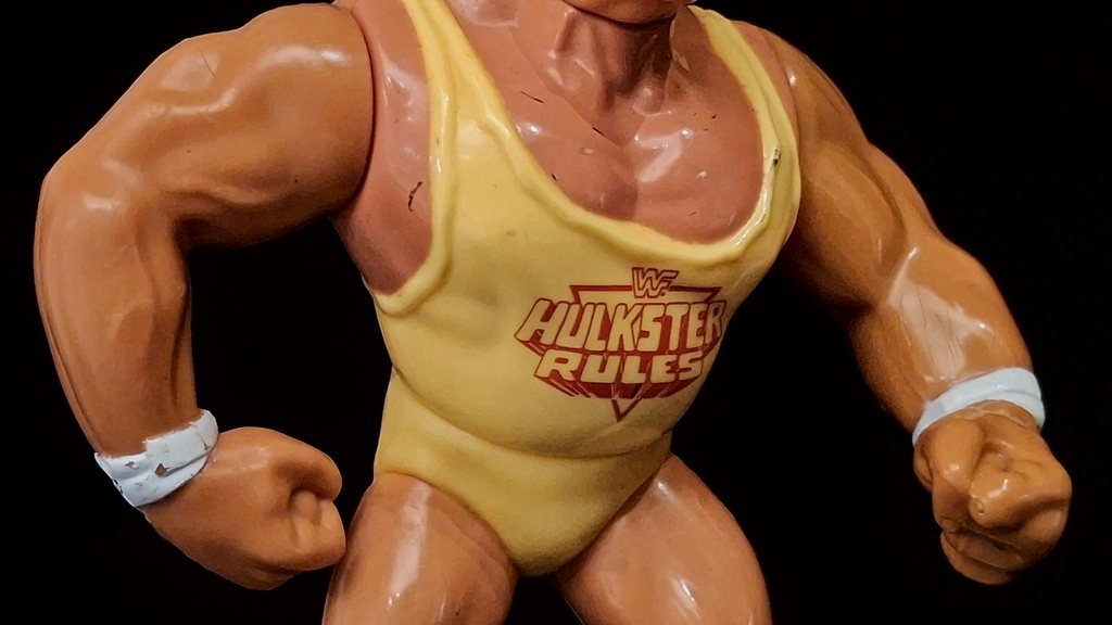 Il busto di Hulk Hogan, con la scritta “Hulkster Rules” sulla canotta e i polsini bianchi