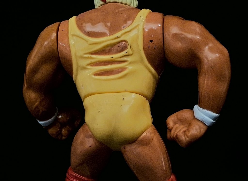 La schiena di Hulk Hogan, con tre squarci orizzontali nella canotta e i pugni chiusi sui fianchi