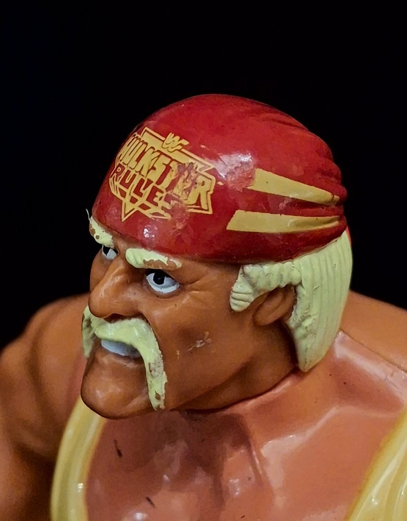 La bandana vista dall’alto, con la scritta “Hulkster Rules” e le due strisce gialle sul lato sinistro