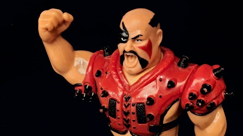 Il volto di Hawk che urla, con la pittura nera sull’occhio destro, la striscia rossa sulla guancia sinistra e il pugno destro alzato