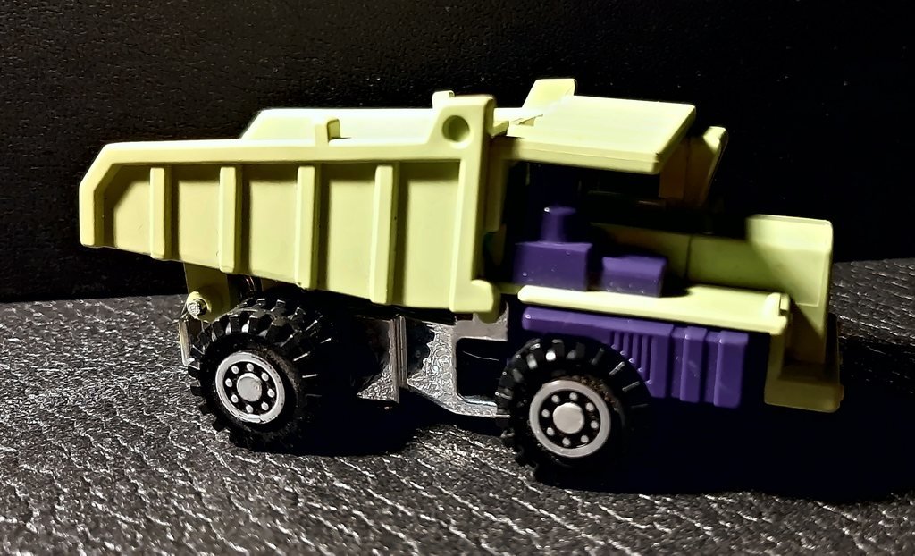 Macigno in forma di camion ribaltabile, visto di fianco