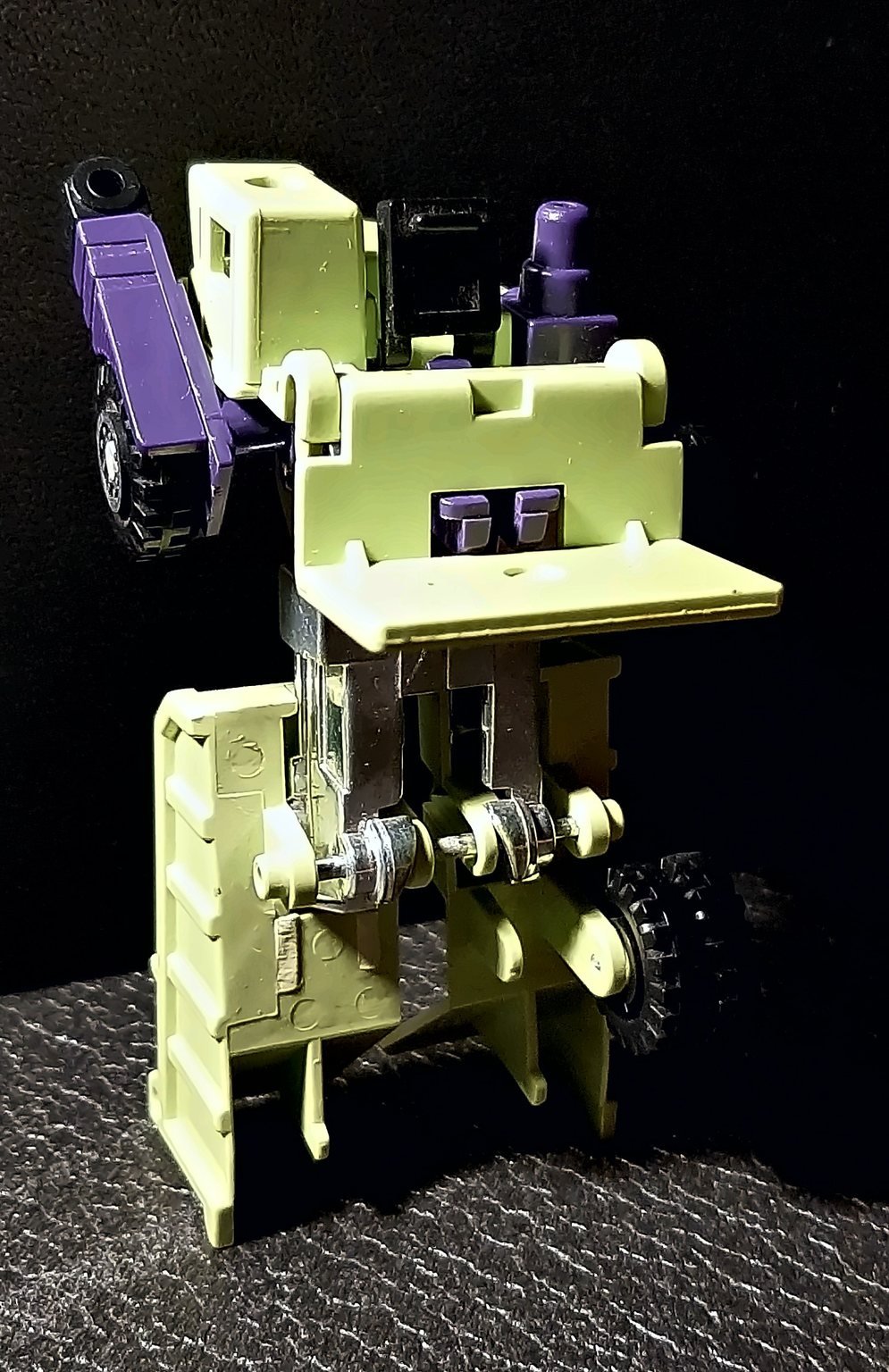 Il robot di spalle, con le cosce cromate