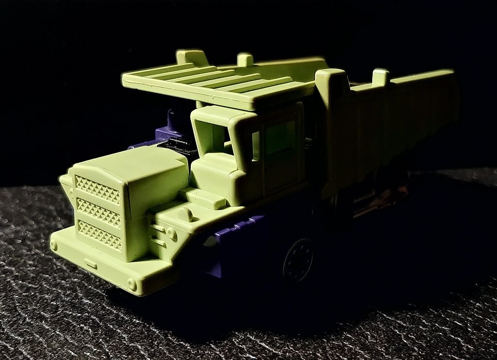 Il camion di tre quarti, con la cabina accanto al cofano