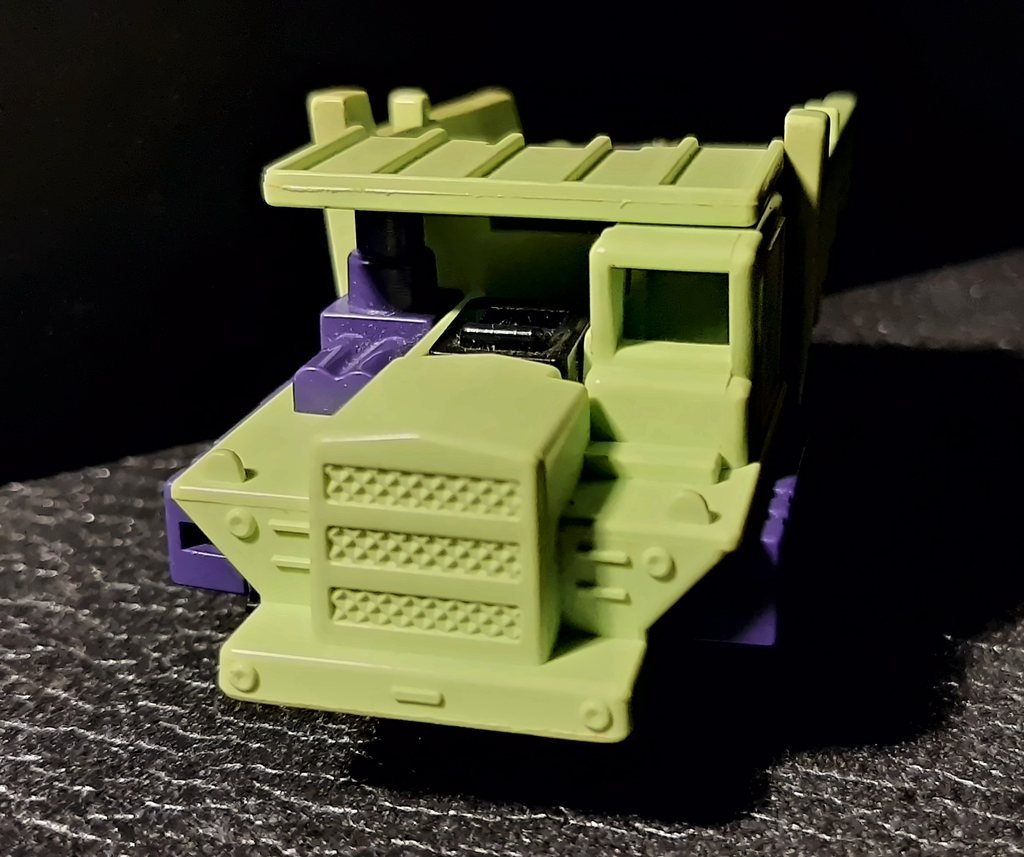 Il camion di fronte: il cofano con la griglia del radiatore e, di lato, la cabina