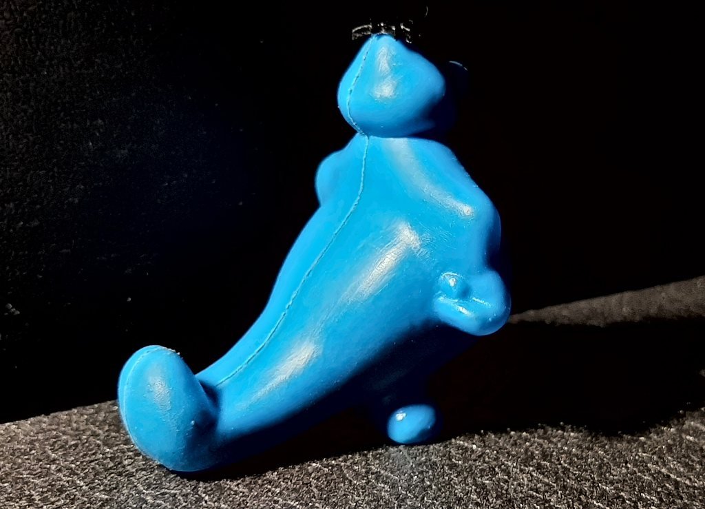 Papyciocco di spalle e dal lato destro, con la coda distesa sul piano e il pugno destro sul fianco