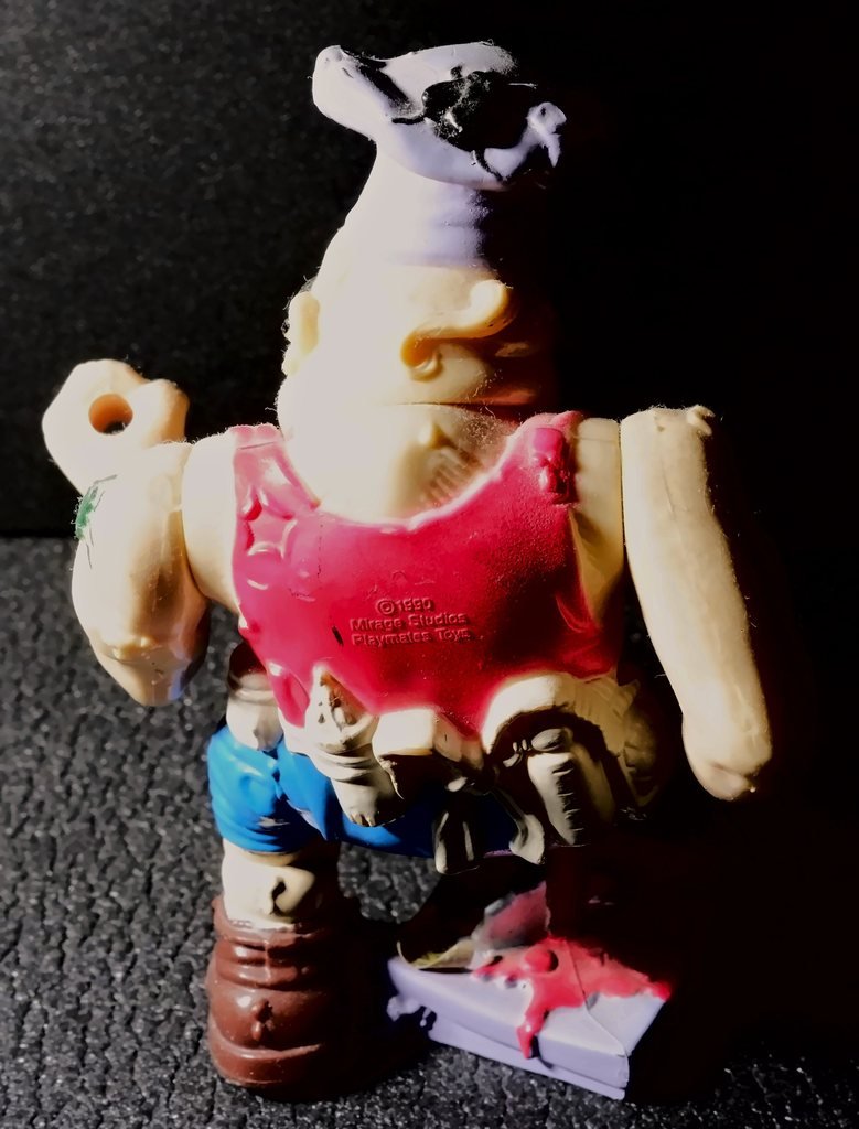 Pizzaface di spalle: sulla canottiera la scritta “© 1990 Mirage Studios Playmates Toys”