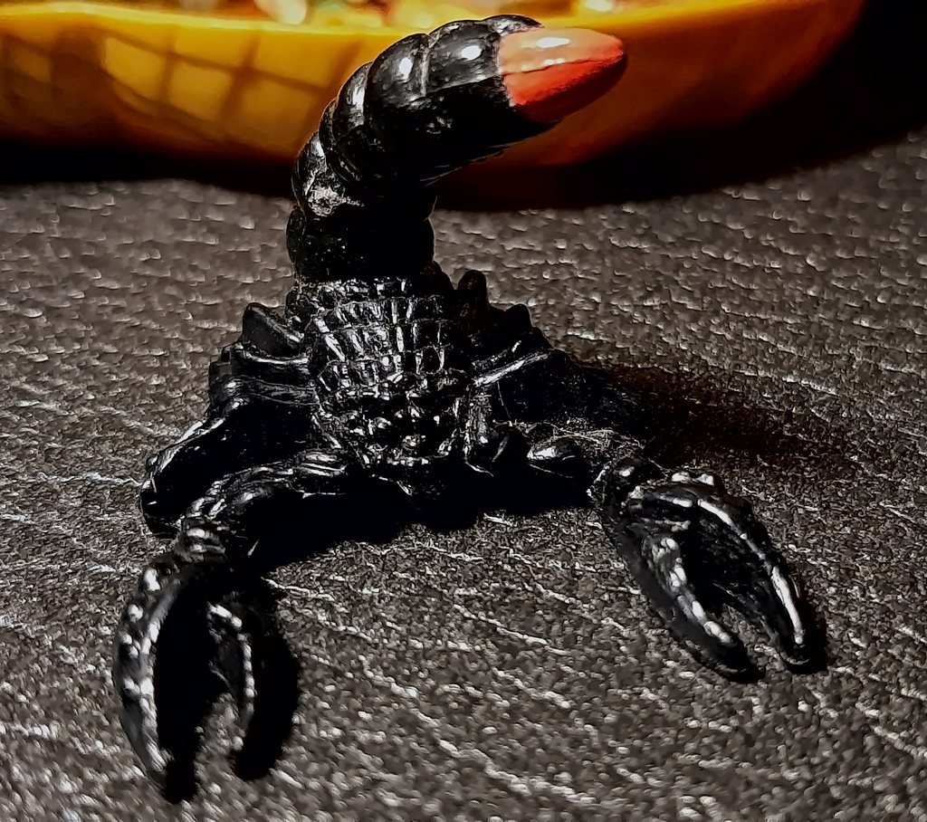 Lo scorpione gigante di fronte, con le chele aperte e la punta della coda rossa