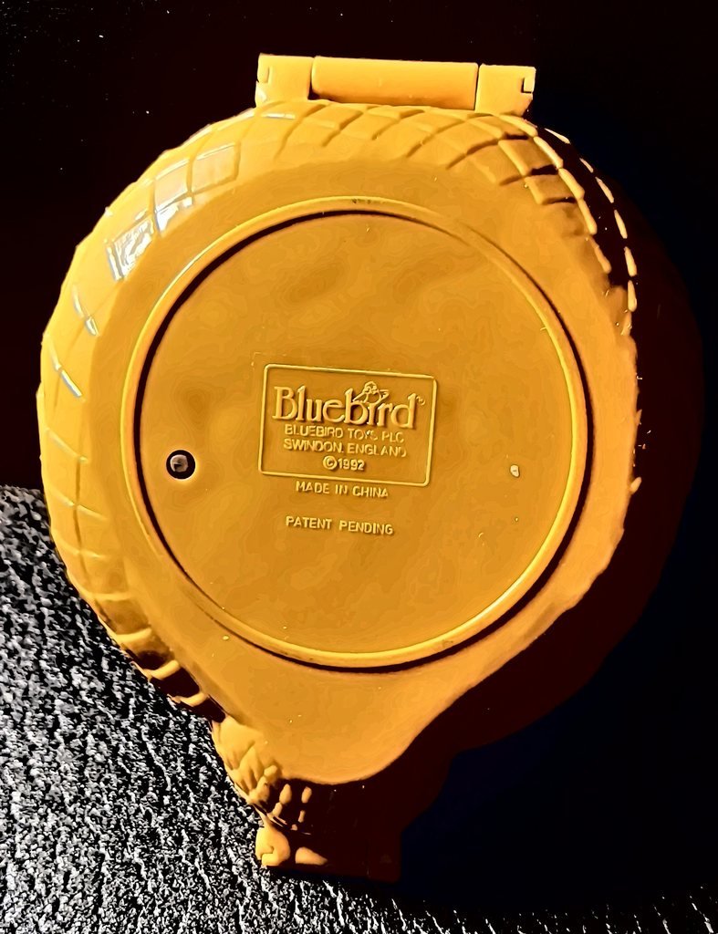 Il fondo del guscio con la scritta “Bluebird Toys PLC, Swindon, England, © 1992, Made in China”