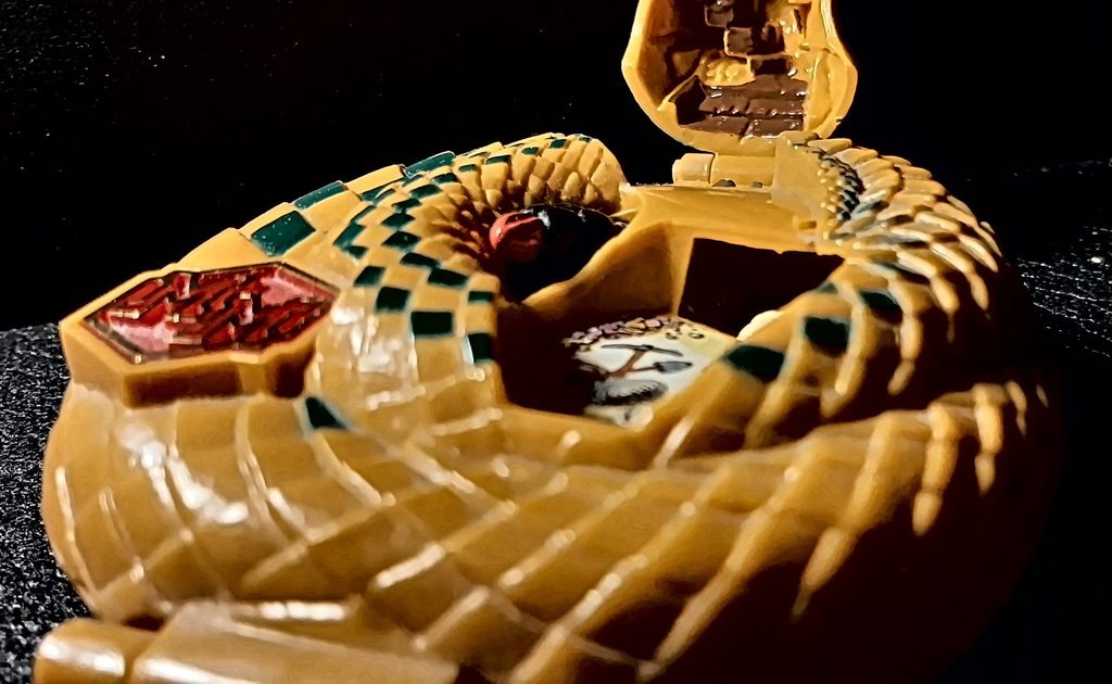 La base vista di lato, con la coda dello scorpione e la torre del serpente sollevata