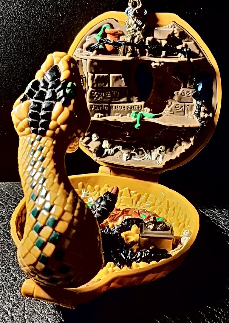 Il guscio aperto: davanti la torre del serpente, dietro la parete della tomba su tre piani, in basso la base con lo scorpione
